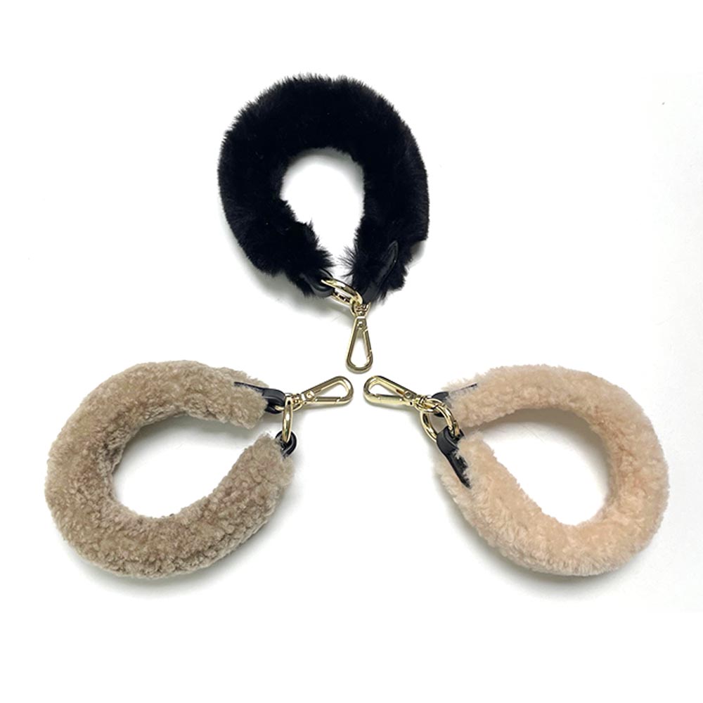 Loop-Keyring Schlüsselanhänger auch als Taschenriemen für Katy Bags aus vegan Leder, Fell Puschel Gold Metallteile