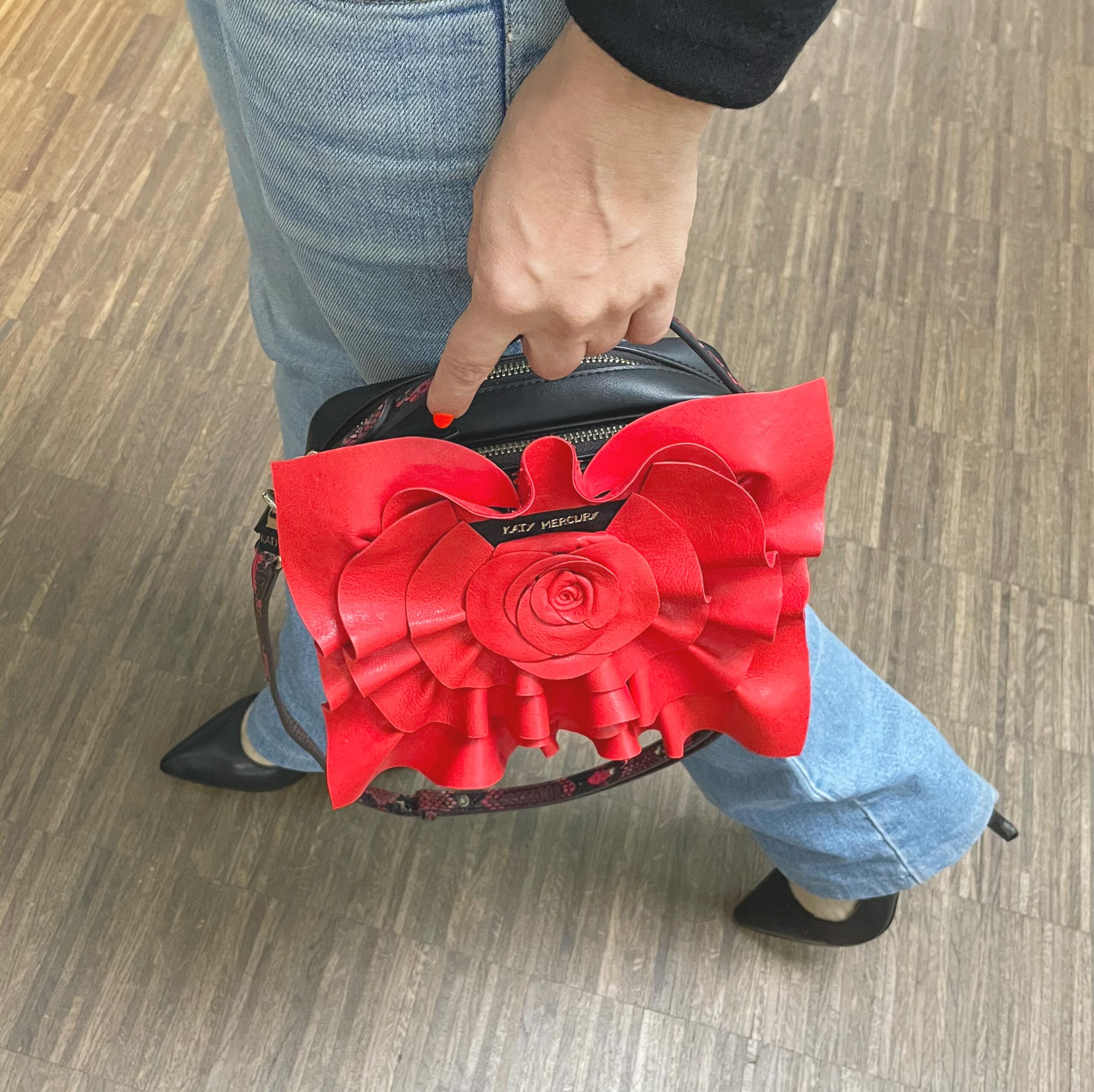 Person trägt Katy Mercury Handtasche Bag#1 Set mit rotem Bloom Bang StyleCover