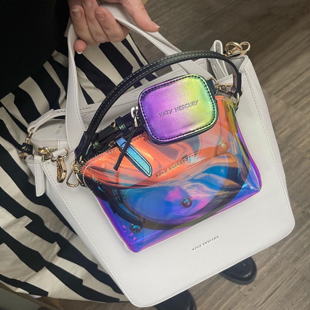 KATY MERCURY Medium Bucket Bag stehender Shopper Tasche Umhängetasche Handtasche off-white eierschalen Weißmit aufgesetzter RAINBOW POUCH