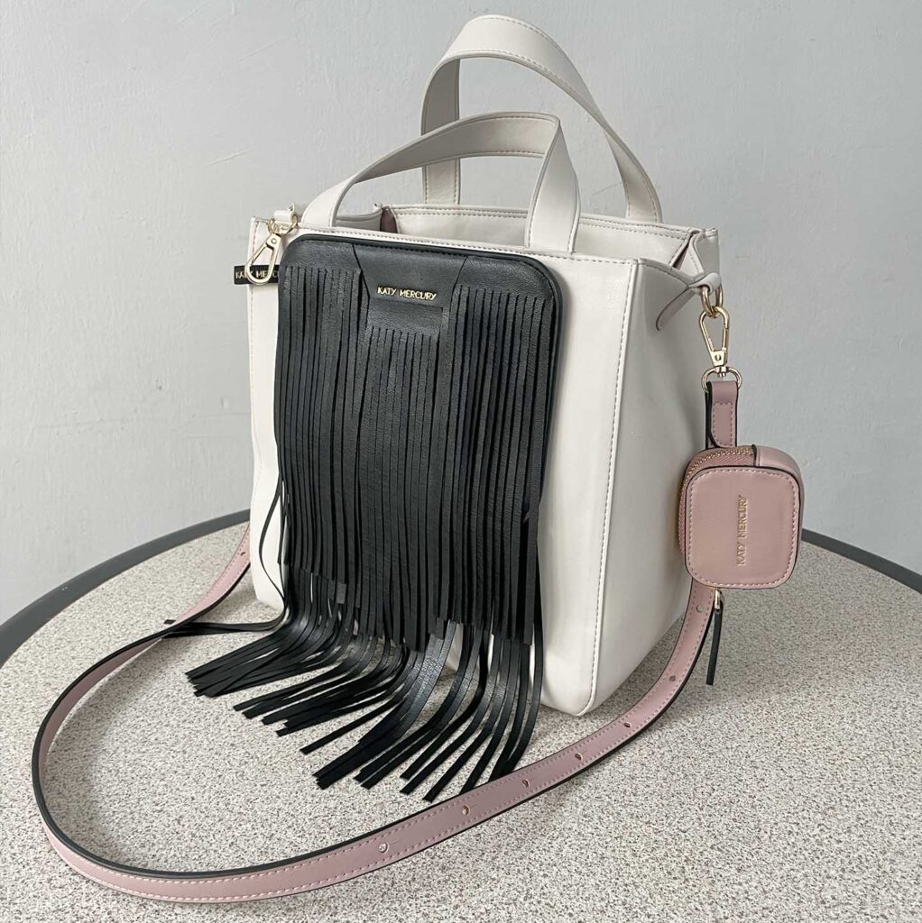 KATY MERCURY Medium Bucket Bag stehender Shopper Tasche Umhängetasche Handtasche off-white eierschalen Weiß mit aufgesetztem schwarze Fransen StyleCover und Tiny Pouch Blush Rosa