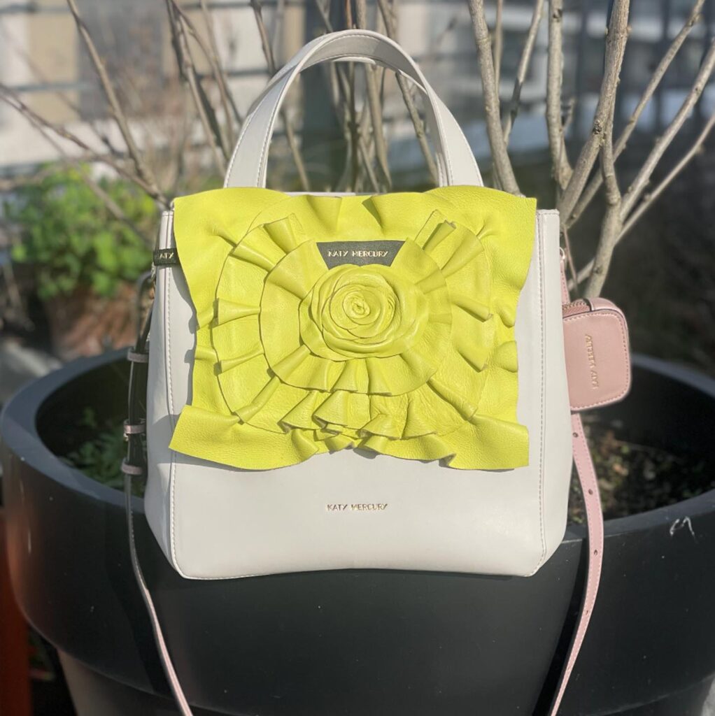 KATY MERCURY Medium Bucket Bag stehender Shopper Tasche Umhängetasche Handtasche off-white eierschalen Weißmit aufgesetzteM NEONGELBEN ROSEN STYLECOVER