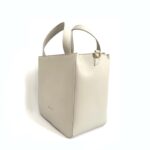Seite schräg hinten KATY MERCURY Medium Bucket Bag stehender Shopper Tasche Umhängetasche Handtasche Eierschalen-weiß