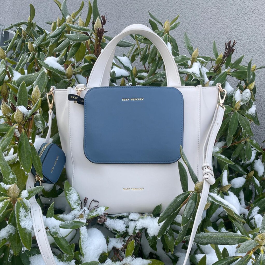 KATY MERCURY Medium Bucket Bag stehender Shopper Tasche Umhängetasche Handtasche off-white eierschalen Weißmit aufgesetztem Secret Pocket Cover in Jeansblau