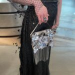 Silver Flower Charms an Katy's Pouch angeklipst als Abendtasche