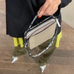 Secret-Pocket StyleCover silber für Katy Bags an Rückseite von KATY MERCURY pouch getragen