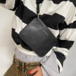 Secret-Pocket StyleCover Schwarz für Katy Bags crossbody getragen