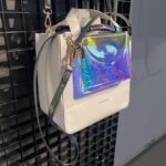 Rainbow Shimmer Pouch auf Off-White Bucket Bag Katy Mercury Wandelbare Taschen