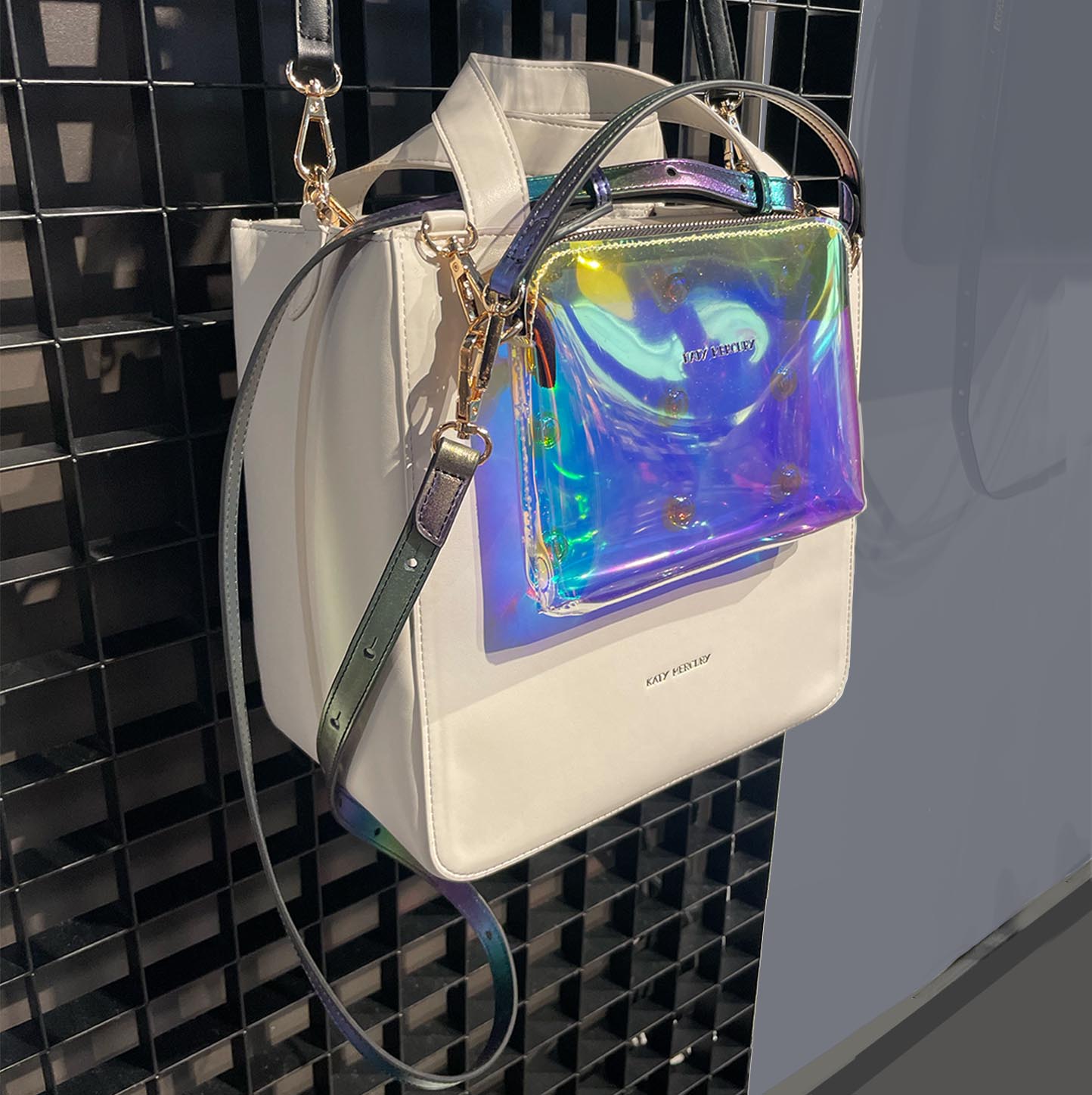 Rainbow Shimmer Pouch auf Off-White Bucket Bag Katy Mercury Wandelbare Taschen