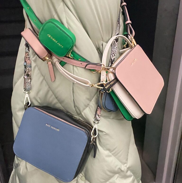 Katy's StyleSET crossbody Handy-Tasche und AirPods/EarBuds Täschchen an längenverstellbarem Schlutergurt verschiedene Farben getragen mit Wintermantel